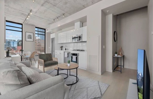 Connaught Apartment | Calgary Tower View | King Bed | Pool | Gym | AC