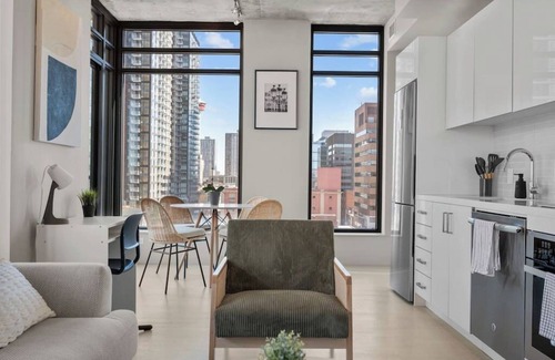 Connaught Apartment | Calgary Tower View | King Bed | Pool | Gym | AC