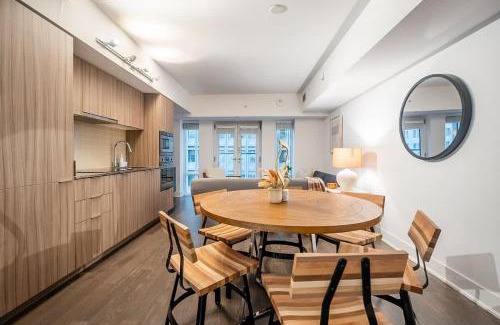 Bay Cloverhill House | California King Bed in Heart of Downtown Toronto