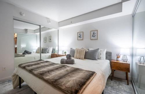 Bay Cloverhill House | California King Bed in Heart of Downtown Toronto
