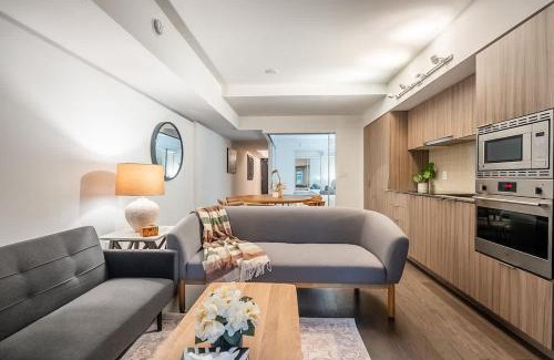 Bay Cloverhill House | California King Bed in Heart of Downtown Toronto