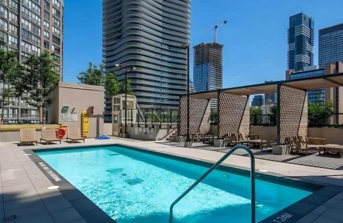 Bay Cloverhill House | California King Bed in Heart of Downtown Toronto
