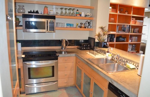 Airport Area Apartment | California Tropical Resort Penthouse