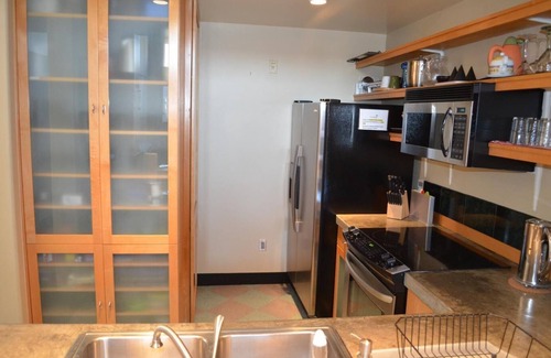 Airport Area Apartment | California Tropical Resort Penthouse