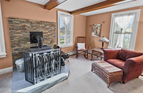 East Haven  Rutland County House | Calimont - Hot Tub- Pet Friendly - Minutes to Killington/Pico