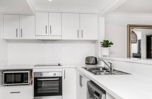 Byron Bay Villa | Calinda Sol 10 - Cafes, restaurants and beaches all within 5 min walk.