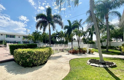 Imperial Point Apartment | Calling all snowbirds! One bedroom with pool and close to the beach.