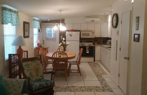 Holiday House | Calling all Snowbirds! PRIME location! Nov - Apr