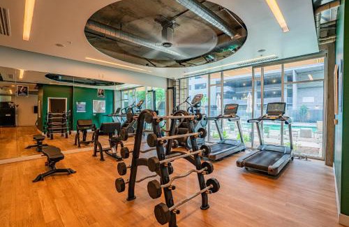 Evans Churchill Apartment | Calm 2BD - Central DT - Gym, Pool, Parking - Sleep 8