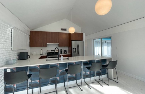 Harbor Hills House | Calm and Cozy Mid-Century Modern Retreat