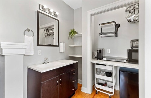 Westside Apartment | Calm & Bright Apartment Downtown