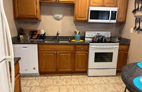 Clinton Township House | Calm & Cozy 3BR King Bed Free Wifi Washer & Dryer