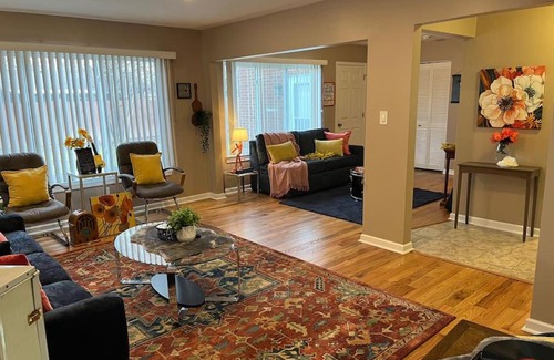 Clinton Township House | Calm & Cozy 3BR King Bed Free Wifi Washer & Dryer
