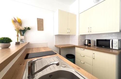 Le Cannet Apartment | Calme et centrale avec balcon ensoleillé
