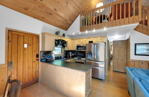McCaysville Cabin | Calming Creekfront Cabin