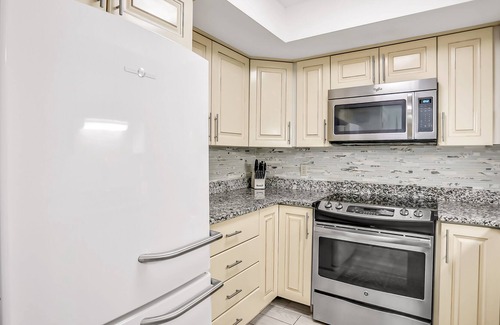 North Beach Condo | Calming dog-friendly with patio, pool, W/D, kitchen, & central AC - golf nearby