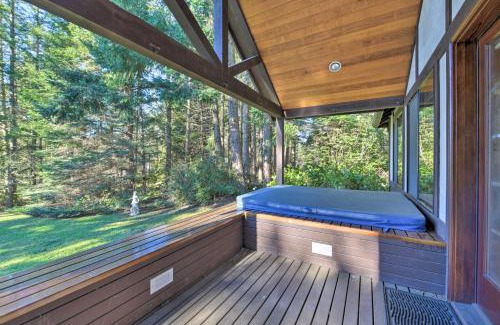 Camano Island House | Camano Island Family House with Hot Tub and Deck!