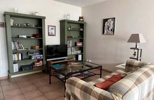 Cambo-les-Bains Apartment | Cambo-les-Bains: T3 Moderne avec Terrasse, Parc, Piscine, Parking, et Internet - 4 Couchages - FR-1-495-20