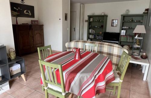 Cambo-les-Bains Apartment | Cambo-les-Bains: T3 Moderne avec Terrasse, Parc, Piscine, Parking, et Internet - 4 Couchages - FR-1-495-20