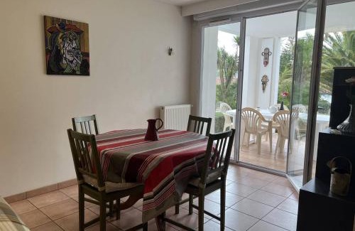 Cambo-les-Bains Apartment | Cambo-les-Bains: T3 Moderne avec Terrasse, Parc, Piscine, Parking, et Internet - 4 Couchages - FR-1-495-20