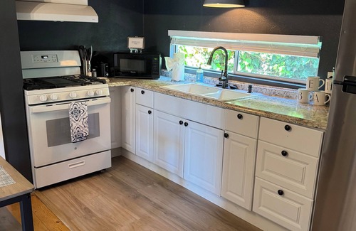 Marine Terrace Cottage | Cambria Cute Cottage with Private Deck