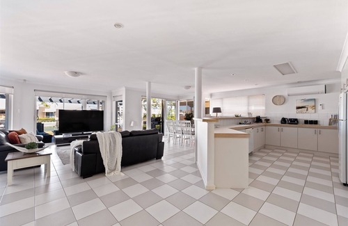 Halls Head House | Cambria Whole House Private Jetty -Family & Pet Friendly