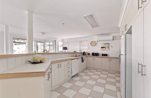 Halls Head House | Cambria Whole House Private Jetty -Family & Pet Friendly