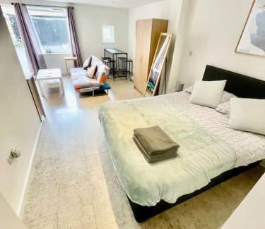 Mill Road Apartment | Cambridge City Centre Studio, Sleeps 3