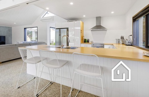 Sorrento House | Cambridge Gardens *1 NIGHT FREE* Luxury in Sorrento with Gas Heated Pool & Spa