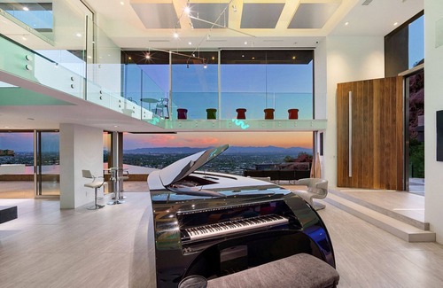 Fashion Square House | Camelback Vista: Iconic Mansion w/Infinity Pool, Rooftop Bar & Stunning Views