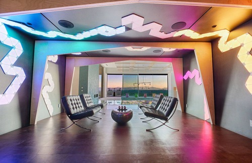 Fashion Square House | Camelback Vista: Iconic Mansion w/Infinity Pool, Rooftop Bar & Stunning Views