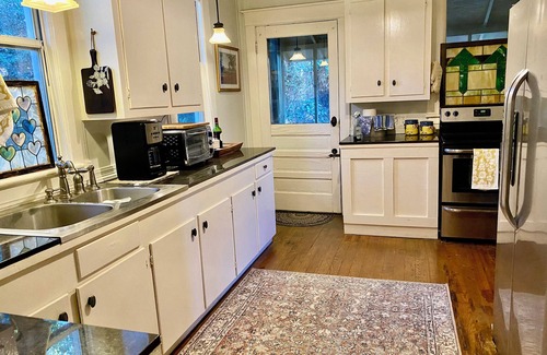 Fairhope House | Camellia Cottage Charming 2-bedroom house in Fairhope convenient to everything