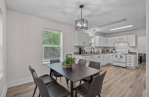 Wilmington Cottage | Camelot Cottage - Pet friendly, 7 mins to Wrightsville Beach, UNCW & More!