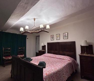 Castellero Apartment | Camera Glicine - spese escluse