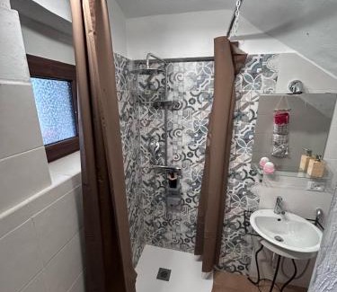Castellero Apartment | Camera Glicine - spese escluse
