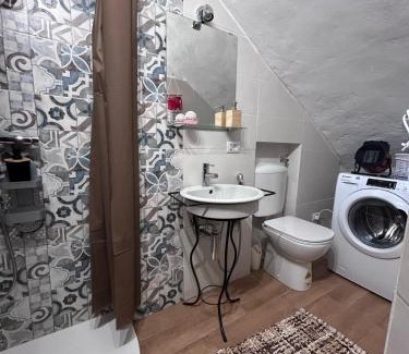 Castellero Apartment | Camera Glicine - spese escluse