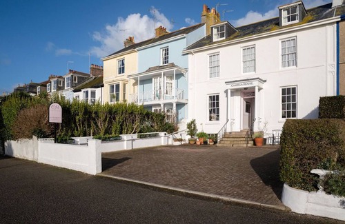 Chysauster Apartment | Camilla House Garden Flat