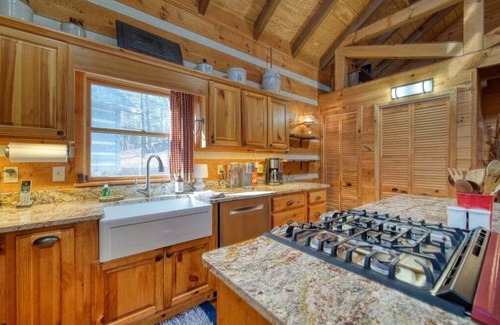 Dial Cabin | Camp Fire Cabin - fire Pit, fireplace, hottub