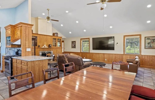 Dripping Springs House | Camp Orion - Spacious 6-bedroom with AC and WiFi in welcoming Dripping Springs