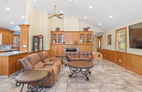Dripping Springs House | Camp Orion - Spacious 6-bedroom with AC and WiFi in welcoming Dripping Springs
