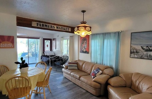 Alto House | Campau Lake Sunny days cottages w hot spa