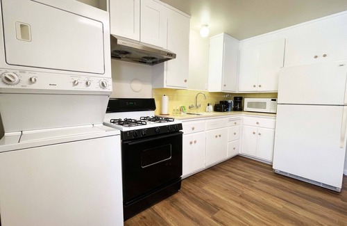 Campbell House | Campbell Cozy & Bright 2B/1b/AC/close to Downtown