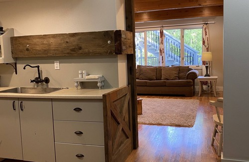 Taku - Campbell Apartment | Campbell Creek Spacious Retreat