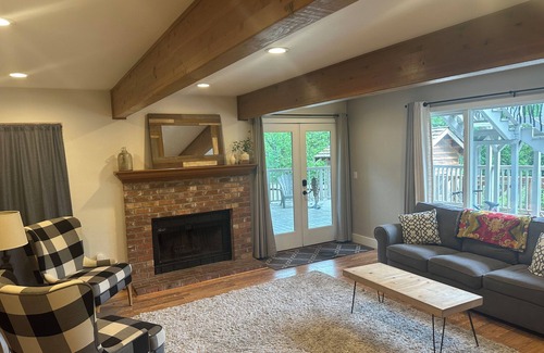 Taku - Campbell Apartment | Campbell Creek Spacious Retreat