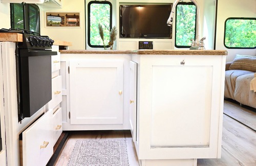 Waterbury House | Camper Rv nature lover stay