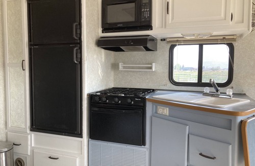 Cody House | Camper/RV @ The Rendezvous - Wi-Fi, fire pit, A/C