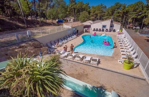 Mondragon House | Camping 3 étoiles - Piscine - eebeae
