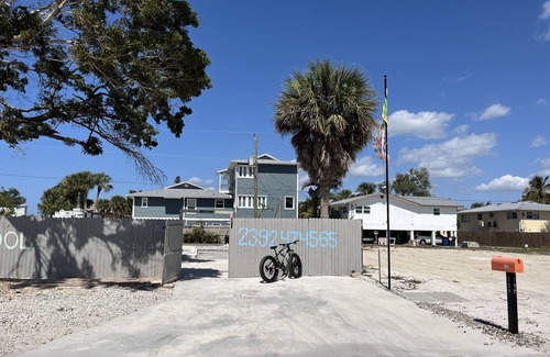Mid Island RV Rental | camping Paradise sunset lot with pool