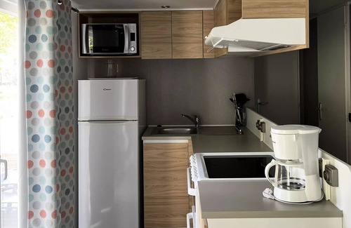 Le Verdon-sur-Mer House | Campsite La Pointe du Médoc* - Mobile home Comfort 4 rooms 6 people - TV