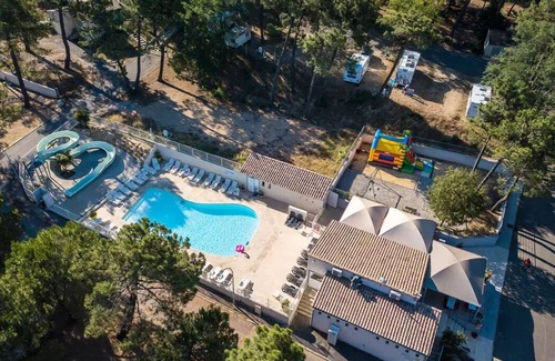 Mondragon House | Campsite La Pinède in Provence * - Mobil Home Sauge Plus 4 Rooms 6 People Air Conditioned + TV
